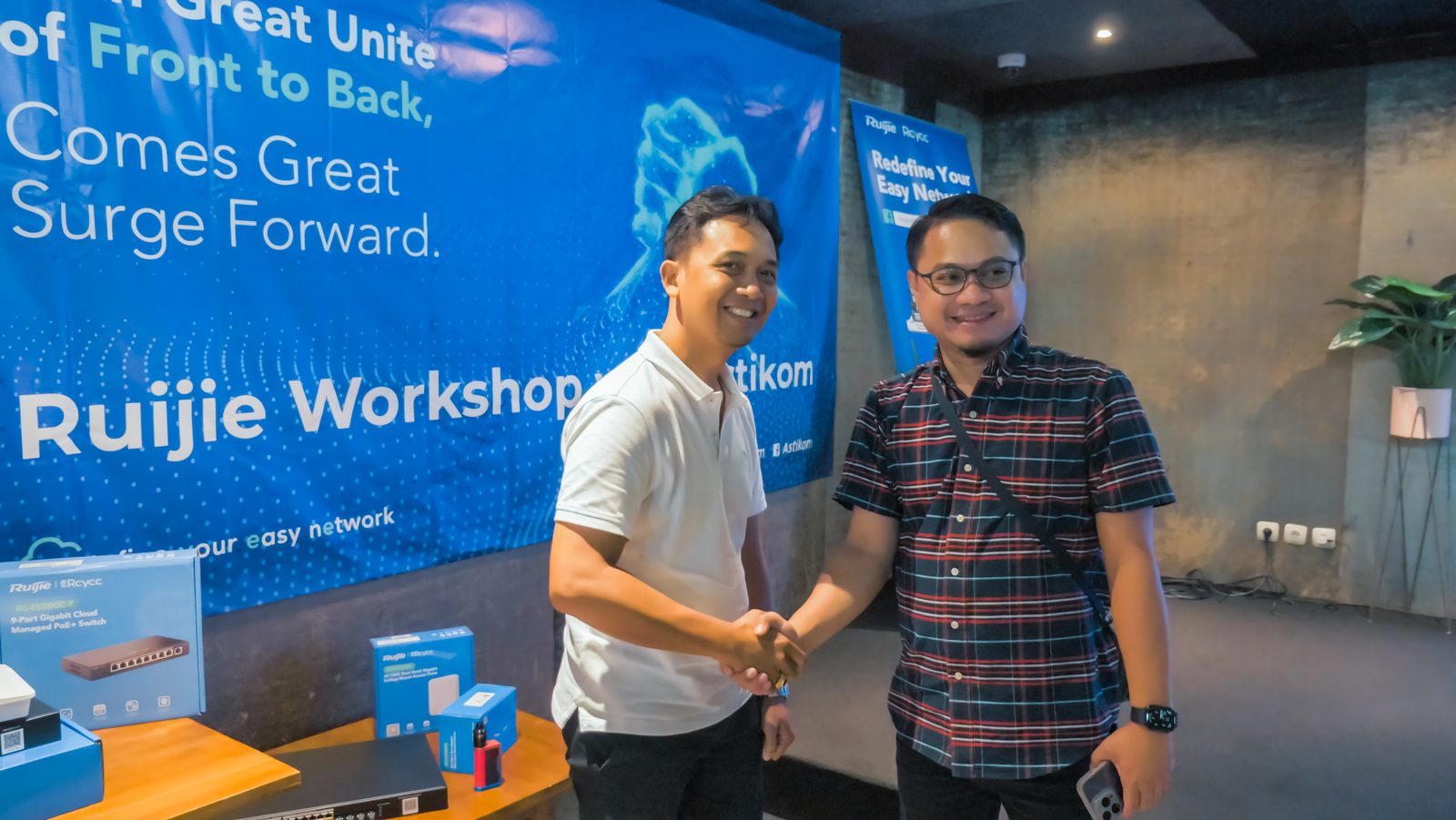 Sanjaya shaking hands at a Ruijie networking workshop